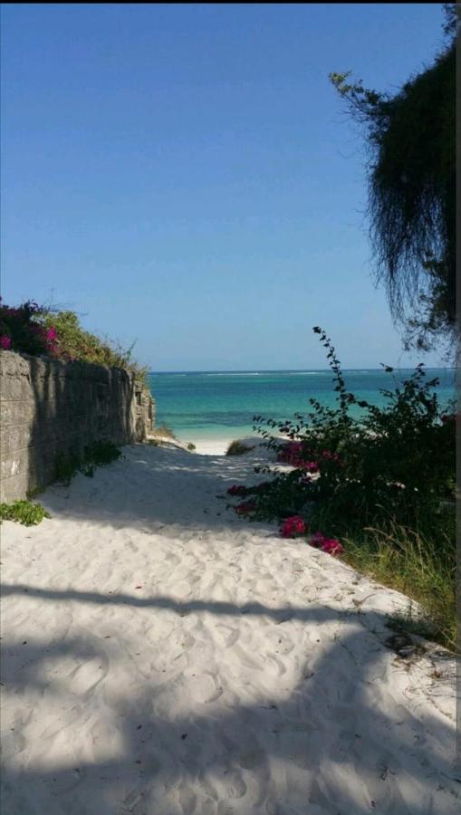 Beach Front Studio Apartment Nyali Beach Екстер'єр фото